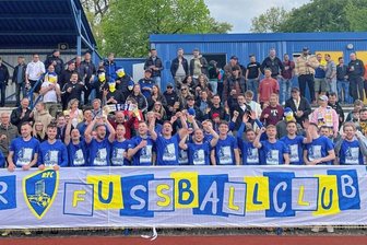 Feuerwerk über dem RFC - Dieses Mal sollte es klappen: Nachdem sich der Reichenbacher FC in der vergangenen Saison mit Platz 2 in der Fußball-Landesklasse zufrieden geben musste, feierte er an diesem Sonntag gemeinsam mit seinen Anhängern den Aufstieg in die Landesliga.