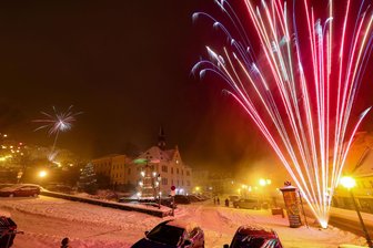 Feuerwerk und Partys: Die schönsten Fotos vom Jahreswechsel im Landkreis Zwickau - Auf dem Altmarkt in Hohenstein-Ernstthal nieselte es um Mitternacht. Farbenfrohe Feuerwerk-Effekte gab es trotzdem.