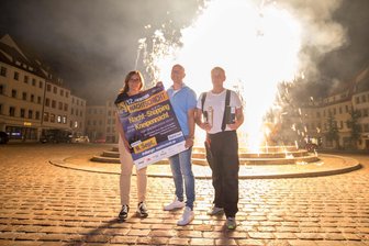 Feuerwerk zur Freiberger Nachtschicht: Test auf dem Obermarkt - Sie haben das Feuerwerk getestet: Anja Fiedler und David Bojak von der Stadtverwaltung sowie Pyrotechniker Karsten Schneider (v.l.).