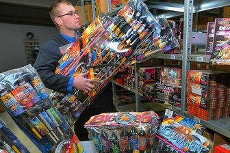 Feuerwerkshersteller Weco steht in Freiberg vor dem Aus - Silvesterfeuerwerk aus Freiberg hat sich immer gut verkauft. Doch zum Jahreswechsel 2020/21 fiel das Geschäft praktisch ins Wasser. Schuld waren die Coronaregeln. Hersteller Weco will nun offenbar sein Freiberger Werk schließen, um Kosten zu sparen.