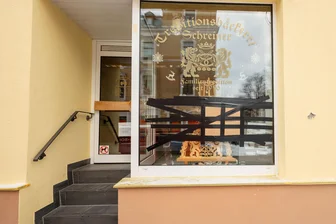 Feuerwerkskörper beschädigt in Plauen Schaufenster, Hauswand und geparktes Auto - Pyrotechnik ist in Plauen in einem Bäckerschaufenster gelandet.