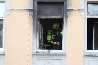 Feuerwerkskörper durchs Fenster geworfen: Brand in Chemnitzer Wohnung -