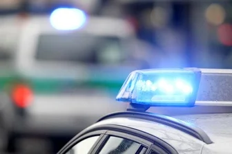 Feuerwerkskörper fliegen auf Asylbewerberunterkunft - 