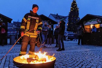 Feuerzauber: Der etwas andere Neujahrsempfang im Erzgebirge - Zu Beginn des Feuerzaubers hieß es für Markus Nestler und seine Kameraden von der Freiwilligen Feuerwehr Thum zunächst einmal: Anheizen! Auf dem Neumarkt sorgten mehrere Feuerschalen für die passende Atmosphäre.