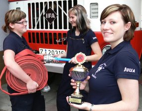Feurige Feen machen Männern Konkurrenz - 
              <p class="artikelinhalt">Die Ortmannsdorfer Feuerfeen sind stolz auf ihren ersten Pokal.</p>
            