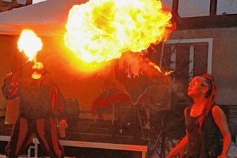 Feurige Shows auf frostigem Mittelalter-Adventsmarkt in Kultscheune -