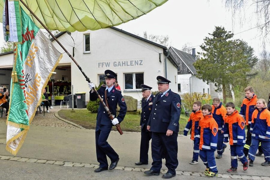 Feuriges Festwochenende in Gahlenz: Die Feuerwehr feiert zünftig Jubiläum - In Gahlenz wurde das 140-jährige Bestehen der Freiwilligen Feuerwehr gefeiert. Der Einmarsch der Feuerwehrabteilungen wurde angeführt von der Jugendwehr.