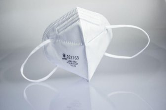 Eine FFP2-Maske liegt auf einem Leuchttisch.