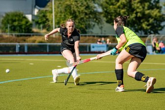 FHTC-Damen weiter auf Erfolgskurs: Nele Leppelmeier sorgt für zweiten Sieg und Platz 1 - Die Freiberger Hockey-Damen um Jette Papendick (l.) haben auch ihr zweites Spiel mit 1:0 gewonnen.
