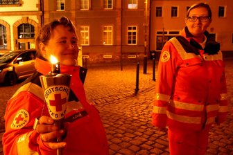 Fiaccolata 2026: Flamme des Roten Kreuzes erreicht Geringswalde - Im vergangenen Jahr nahmen Anke Ziegert (l.) und Katja Alexandrowitz die Fackel entgegen.