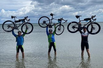 Fichkona: Mittelsächsische Radsportler bewältigen den Trip nach Rügen - Als befreundetes Trio am Start: Andreas Ahner aus Ottendorf, Thomas Lippmann aus Mittweida und der Chemnitzer Klaus Frost (v. l.) kamen gemeinsam in Gruppe 3 am Kap Arkona an.