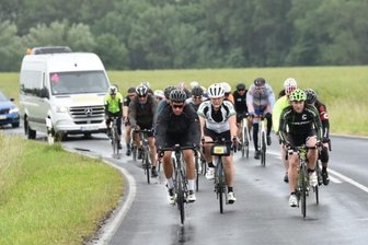 Fichkona-Tour duldet keine Schwäche - Auch Regen begleitete den Fichkona-Tross auf der langen Reise, im Bild die Gruppe 4 des Starterfelds auf Rügen. 