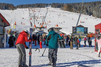 Fichtelberg: Aufatmen in Sachsens größtem Skigebiet - Ab Freitagmittag wird am Fichtelberg auch der Hauptskihang mit seinen Schleppliften für Skifahrer freigegeben.
