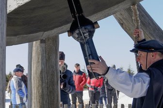 Fichtelberg-Glocke trägt Friedensbotschaft weit übers Erzgebirge - Gegen Menschenverachtung und Hass: Türmer Gerd Schlesinger läutet die Friedensglocke auf dem Fichtelberg. 