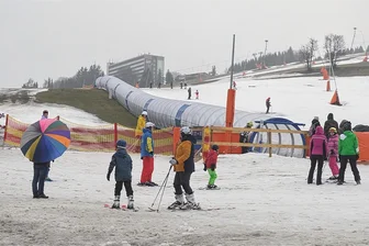 Fichtelberg: Liftbetrieb am Montag eingestellt - Der Zauberteppich auf dem Hauptskihang in Oberwiesenthal wird noch genutzt. Dort tummelten sich am Montag die Wintersportler. Skilehrer versuchen das Bestmögliche.