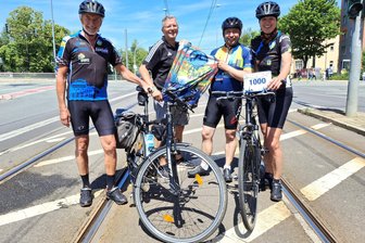 Fichtelberg-Radmarathon: Ein Chemnitzer Ehepaar stellt die ältesten aller Teilnehmer - Günter (l.) und Kathrin Hahn (r.) sind beim Radmarathon zur Freude der Mitorganisatoren Torsten Köpnick (2.v.l.) und Andreas Grundmann Stammgäste.