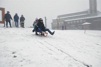 Fichtelberg: Schnee weckt Hoffnungen auf Pistenspaß - Am Sonntag waren die ersten Rodler schon zurück auf dem Fichtelberg. Aber Achtung: Alle Rodelhänge und auch die Skipisten sind weiterhin gesperrt.