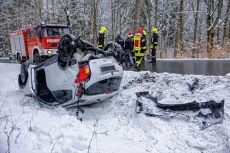 Fichtelberg: Wetterdienst warnt vor Sturmböen - Nach dem Zusammenstoß zweier Fahrzeuge am Mittwochnachmittag überschlug sich ein Auto. Der Fahrer wurde verletzt.