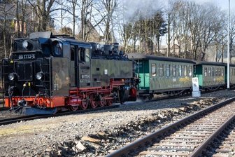 Trotz Corona-Pandemie: Der tägliche Dampfbetrieb der Fichtelbergbahn innerhalb des öffentlichen Personennahverkehrs bleibt bis auf weiteres unverändert bestehen. 
