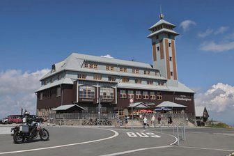 Fichtelberghaus: Aktuelle Entwicklung bestärkt vorherige Pächter in ihrem Misstrauen - Seit LGO-Chef Constantin Gläß die klare Kaufabsicht für das Fichtelberghaus geäußert hat, ist das ein viel diskutiertes Thema. Das traditionsreiche Haus auf dem Gipfel interessiert die Menschen weit über das Erzgebirge hinaus.