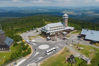Fichtelberghaus: Erzgebirgskreis bietet Immobilie auf dem Gipfel zum Kauf an - Das Fichtelberghaus wird mit einem Grundstück, das fast so groß ist wie zwei Fußballfelder, vom Erzgebirgskreis zum Kauf angeboten. Ob die Immobilie auf Ostdeutschlands höchstem Berg tatsächlich veräußert wird, darüber entscheidet der Kreistag.