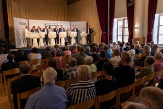 Fichtelberghaus, Familienmodell und die Suche nach dem Bernsteinzimmer: So lief die Wahldebatte im Erzgebirge - Die „Freie Presse“-Wahldebatte moderierten am Donnerstagabend Jürgen Freitag, Regionalleiter Erzgebirge der „Freien Presse“ (r.), und sein Stellvertreter Patrick Herrl. Die dort eingeladenen Parteien entschieden selbst, wer sie dabei auf dem Podium vertritt.