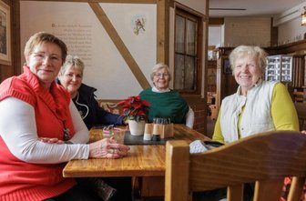 Fichtelberghaus für Gäste wieder geöffnet: So lief der Neuanfang in Oberwiesenthal - Ursula Lisker, Monika Tranitz, Christa Hesse und Franzi Greinemann (v. l.) gehören zu den ersten Gästen, die ins neu eröffnete Fichtelberghaus einkehrten. Schon nach wenigen Minuten sind fast alle Tische belegt. 