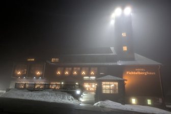 Fichtelberghaus: Kreistag stimmt für Privatisierung - Um den Verkauf des Fichtelberghauses – hier am Dienstag im Nebel – und des zugehörigen Grundstücks auf dem Gipfel ging es am Mittwochabend im Kreistag und am Abend zuvor im Stadtrat von Oberwiesenthal.