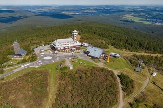 Fichtelberghaus: Landkreis präsentiert überraschend neuen Pächter - Der Erzgebirgskreis, Besitzer der Immobilie auf Sachsens höchstem Berg, präsentierte am Freitag recht überraschend den neuen Pächter des Fichtelberghauses.