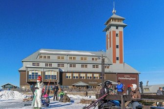 Fichtelberghaus öffnet wieder: Betreiber verrät den Termin - Hoffnung für die Wintersaison: Das Fichtelberghaus - hier eine Aufnahme vom Vorjahr - öffnet bald unter seinem neuen Betreiber.
