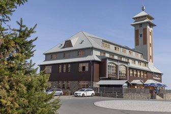 Fichtelberghaus: Spezielles Gremium soll alle Kaufangebote bewerten - Wie sieht die Zukunft des Fichtelberghauses aus? Der Landkreis treibt den Verkauf weiter voran.
