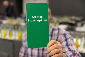 Fichtelberghaus: Was Kreisräte und Investor zum Verkauf sagen – Und wann kann die Sanierung beginnen? - Der Kreistag des Erzgebirgskreises hat den Weg frei gemacht für den Verkauf des Fichtelberghauses und eines großen Teils des Plateaus an einen Investor aus dem Vogtland. Dieser ist mittlerweile in Oberwiesenthal kein Unbekannter.