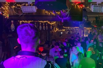 Fichtelberghütte: Geht Après-Ski-Spaß auf dem Berg zu weit? - Jeden Sonnabend ist in der "Fichtelberghütte" Party. Auch davon dringt nach Meinung der Kritiker zu viel Lärm nach draußen.