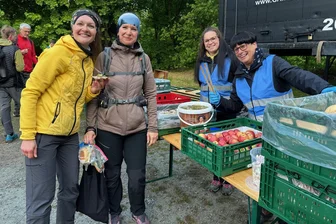 Fichtelbergmarsch: Die extremste Fressmeile der Welt - „Wenn wir sowas vor der Haustüre haben, müssen wir’s machen." So begründen Nadine und Yvonne aus Herold ihre Fichtelbergmarsch-Premiere. Über ein Jahr lang haben sie dafür trainiert. Versorgt werden sie hier von Candy und Mandy.