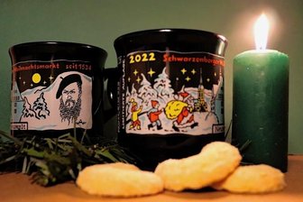 Fichtners Sohn setzt Tassenmotiv-Tradition fort - Das diesjährige Motiv der Weihnachtsmarkttasse: Neben dem obligatorischen Weihnachtsmann ist Ralf Alex Fichtner abgebildet. 