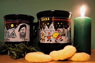 Fichtners Sohn setzt Tassenmotiv-Tradition fort - Das diesjährige Motiv der Weihnachtsmarkttasse: Neben dem obligatorischen Weihnachtsmann ist Ralf Alex Fichtner abgebildet.