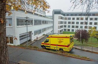 Bei Verdachtsfällen bittet die Klinik darum, dass sich Betroffene zunächst telefonisch melden und nicht sofort in die Notaufnahme kommen.