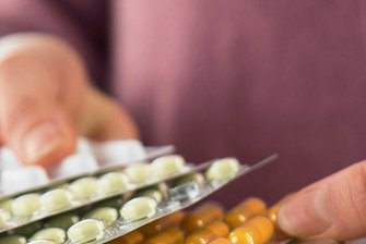 Fiebersaft für Kinder, Brustkrebs-Medikamente: Warum gibt es Lieferengpässe bei Arzneimitteln? - Die meisten Medikamente werden in Asien hergestellt.