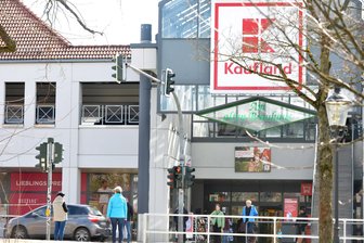 Fiese Masche auf dem Parkdeck am Kaufland in Freiberg: Frau wird bestohlen - und sie ist nicht die Einzige - Zum Kaufland am Bebelplatz in Freiberg gehört ein überdachtes Parkdeck. Auf seine Wertsachen sollte man gut aufpassen.