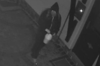 Fieser Farbanschlag im Erzgebirge: Ein Dorf sucht den Kapuzenmann mit dem weißen Eimer - Das ist der Täter von Auerbach. Er trägt einen Kapuzenpulli und den Farbeimer, sozusagen die Tatwaffe.
