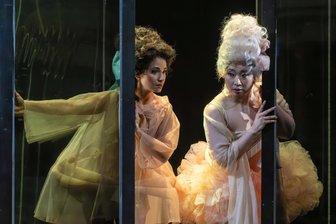 Fifty Shades of beige: die Oper „Don Giovanni“ in Freiberg zwischen Körperlichkeit und Musik - Zur Premiere von „Don Giovanni“ am Freiberger Theater waren Lindsay Funchal als Donna Anna (links) und Heain Youn als Donna Elvira ein eingespieltes Team.