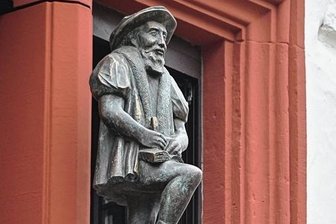 Figürliches Glockenspiel von Chemnitz ist derzeit außer Betrieb - Weil ein Motor des Figürlichen Glockenspiels im Alten Rathaus defekt ist, können die Figuren derzeit nicht herausfahren.