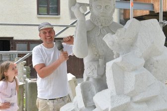Figur zeigt: So hart ist die Arbeit eines Bergmanns noch heute - Sebastian Haupt, Steinmetz und Steinbildhauermeister aus Oberbobritzsch, bei seinen Arbeiten an der Bergmannsfigur. Tochter Alienna (9) schaute öfter dabei zu. 