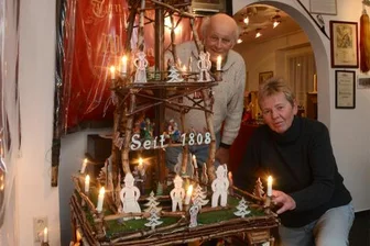 Figuren auf Werdaer Drehturm erinnern an reale Personen - Gerold Schwenkbier und Marlene Gerbeth rücken in der Heimatstube Werda den Drehturm zurecht, den Roland Ehrlich im Jahr 2012 erbaut hat. Der Turm soll die Stube das ganze Jahr über schmücken.