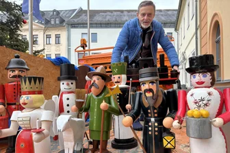 Figuren der Reichenbacher Pyramide repariert und frisch bemalt - Gerd Conrad mit den restaurierten Figuren vorm Rathaus.