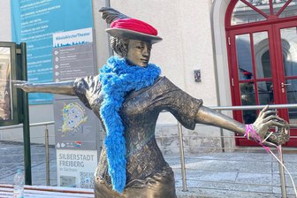 Figuren des Freiberger Silberwegs im Faschingslook: Wie kam das an? - „Die Neuberin“ am Buttermarkt vor dem Freiberger Theater präsentierte sich noch am Montagmittag im Faschingslook.
