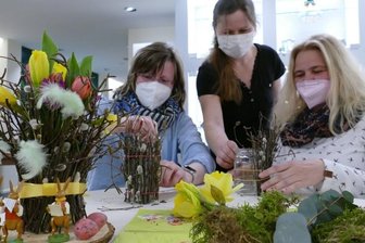 Figuren erhalten die passende Deko - Unter Anleitung der Floristin Susan Schellenberg (Mitte) wird während der Kreativabende Dekoration für die Osterzeit gebastelt. 