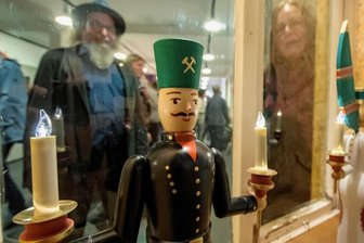 Figuren schauen rein und raus - Zu sehen ist das Figurenpaar in der Ausstellung "Kunst. Hand. Mundwerk im Erzgebirge".