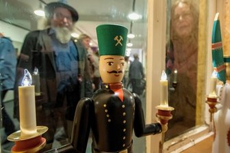 Figuren schauen rein und raus - 