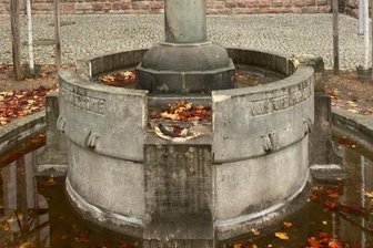 Eigentlich hat der Brunnen vier Figuren. Diese wurden aber gestohlen.